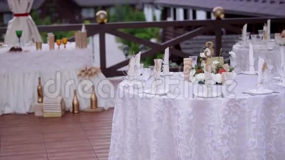 绿色草坪上装饰的婚礼桌视频的预览图