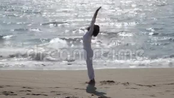 海滩上的太阳敬礼视频的预览图