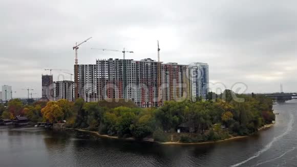 在基辅第聂伯河附近建造房屋视频的预览图