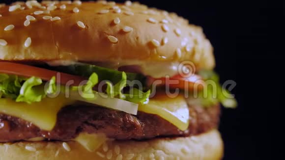 美味的快餐概念新鲜自制烤汉堡肉饼西红柿黄瓜生菜洋葱和芝麻视频的预览图