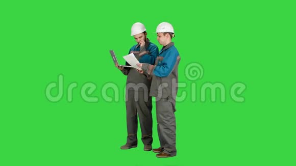 两名经验丰富的工业技术人员在绿色屏幕上的笔记本电脑上工作Chroma键视频的预览图