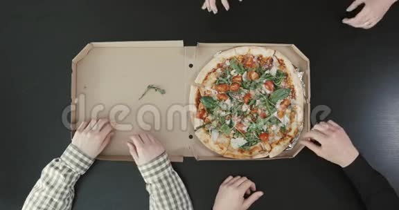 近距离的俯视四位朋友手中的披萨视频的预览图