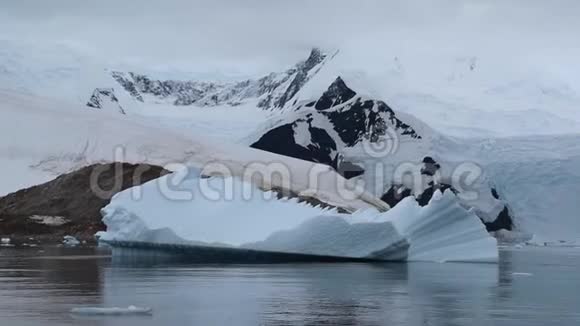 冰川漂浮在水中的岸边视频的预览图