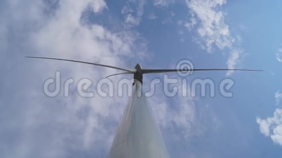 从底部看风力涡轮机视频的预览图