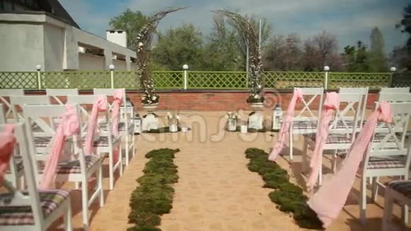 在湖边的婚礼拱门视频的预览图