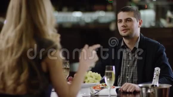 冷静的男人在餐馆和女人争吵视频的预览图