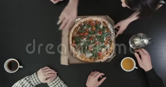 手把披萨放在桌子上的特写镜头那个人正在拍盘子的照片视频的预览图