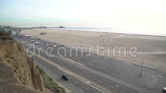 圣莫尼卡海滩的交通视频的预览图