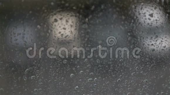 寒冷的雨天玻璃上玻璃上视频的预览图