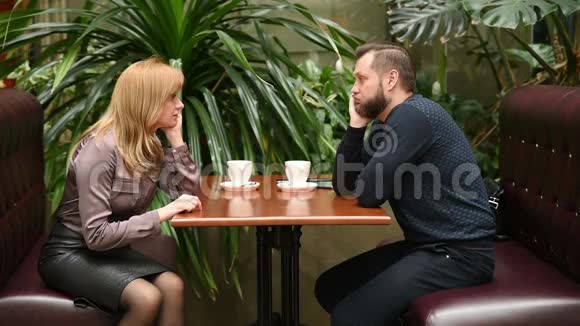 咖啡馆里的男人和女人喝咖啡商务会议视频的预览图