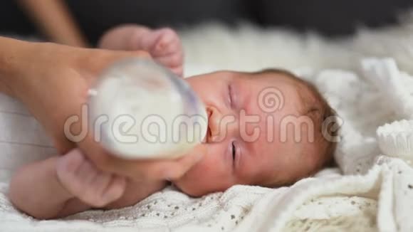 婴儿从奶瓶中喝牛奶视频的预览图