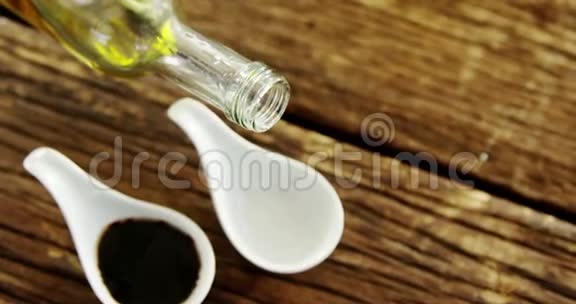 橄榄油倒入开胃菜勺视频的预览图