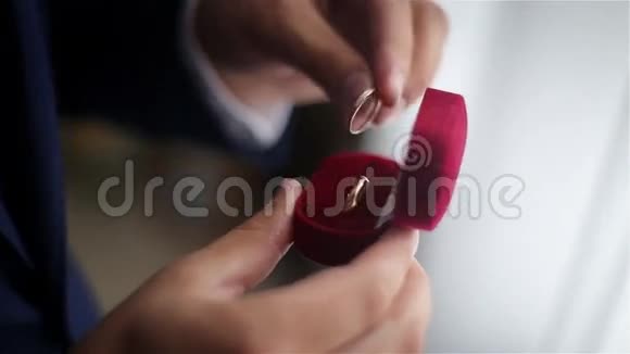 一个拿着结婚戒指的盒子视频的预览图