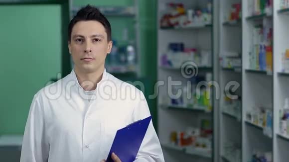 微笑男药师白外套药店视频的预览图