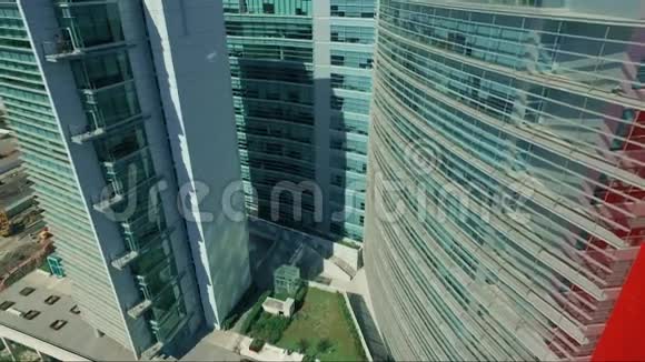 空中无人机在科技大楼上空射击视频的预览图