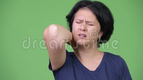 头发短脖子疼的女人视频的预览图