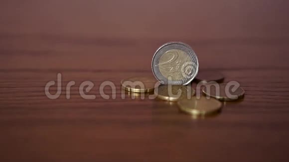 散落的欧元硬币在桌子上视频的预览图