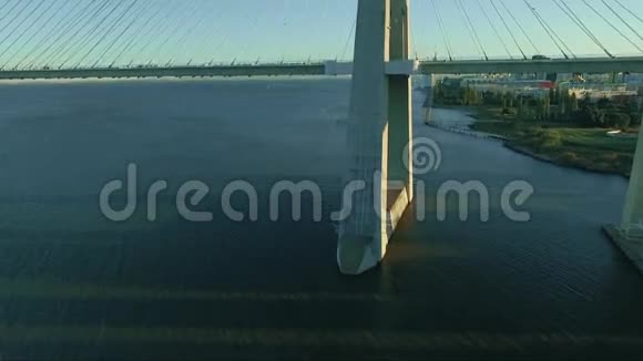 空中无人机射击显示桥梁视频的预览图