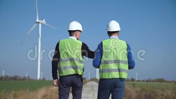 两个工程师讨论反对风电场视频的预览图