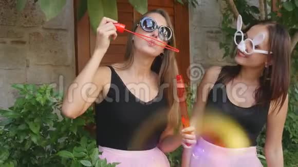 年轻风趣的女人在镜头前吹泡泡视频的预览图