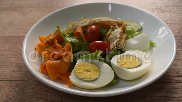 伊斯兰色拉蔬菜和煮鸡蛋加脆炸芋头加甜豆酱清真食品视频的预览图