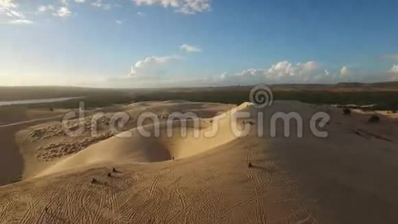 从无人驾驶飞机到沙丘的鸟瞰图视频的预览图