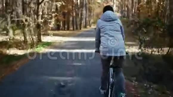镜头跟踪快乐的夫妇因为他们骑自行车沿着轨道微笑和乐趣视频的预览图