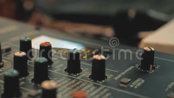 录音室与工程师或音乐制作人混合办公桌音频生活方式控制台混合概念视频的预览图