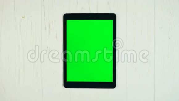 平板绿色屏幕上的手指滑动双泳向下手势视频的预览图