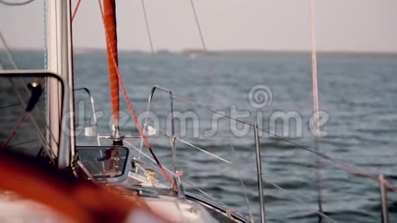 游艇鼻部近景帆船在阳光明媚的日子里穿过大海视频的预览图