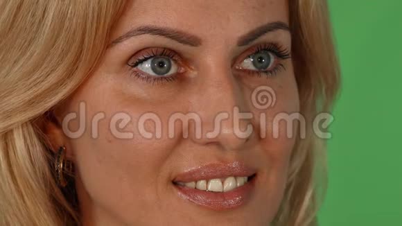 一位金发美女对着镜头微笑的肖像视频的预览图