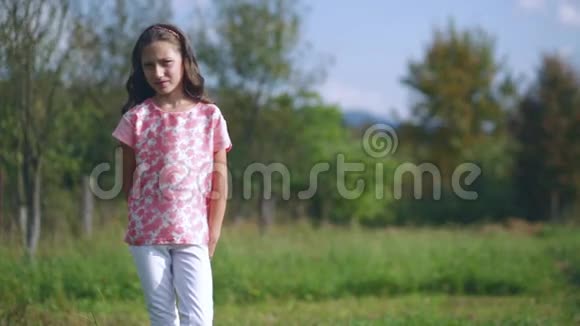 美丽的小女孩向大自然挥手视频的预览图
