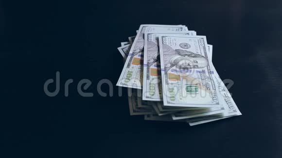 黑色背景下的美元钞票财务视频的预览图