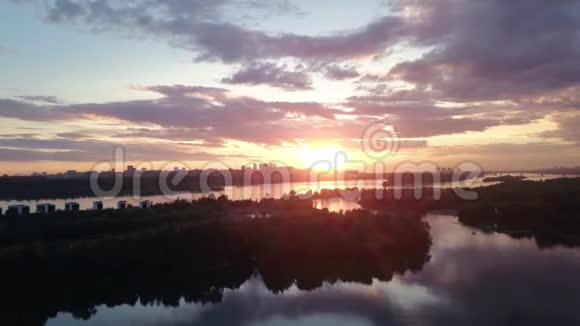 俄罗斯河流夏季傍晚的空中日落景色视频的预览图