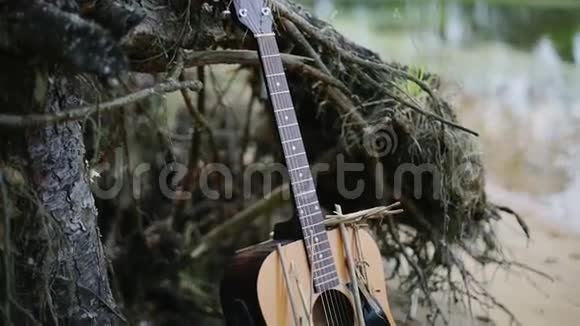 闭合漂亮的吉他是一根古老的树桩视频的预览图