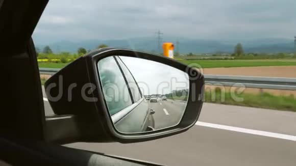 在德国一辆汽车的后视镜里可以看到山脉汽车和公路视频的预览图