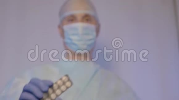 一位医生把药片放在包里手术后需要拿给病人看视频的预览图