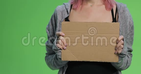 女人举起一个标志微笑着走进镜头视频的预览图