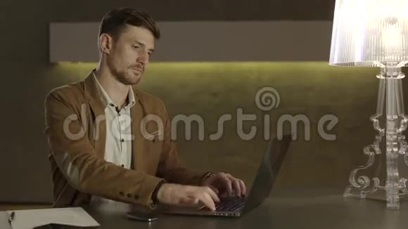 商人用他的笔记本电脑完成工作视频的预览图