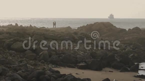 日落海滩上的一对爱情剪影视频的预览图