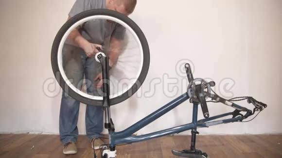 一个金发碧眼的男人收集一辆山地自行车视频的预览图