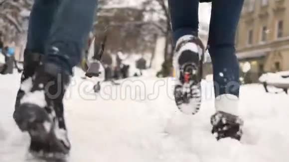 冬季城市青少年跑步视频的预览图