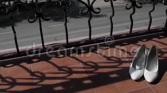 女人婚鞋站在阳台上慢动作视频的预览图
