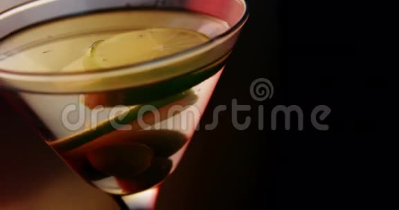鸡尾酒杯中的柠檬片和橄榄视频的预览图