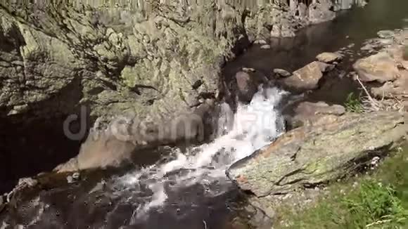 比利牛斯山脉的河流细节西班牙ValldeNuria比利牛斯山脉的山谷视频的预览图