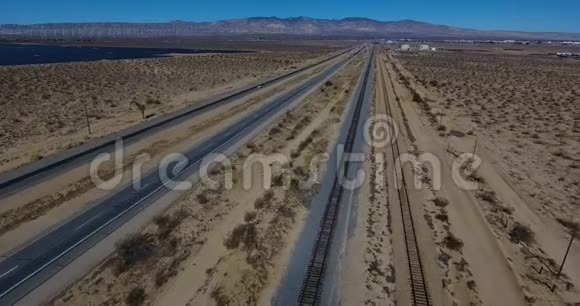 无人机通过公路和铁路视频的预览图