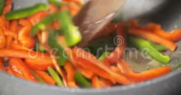 把美味的五颜六色的蔬菜视频的预览图