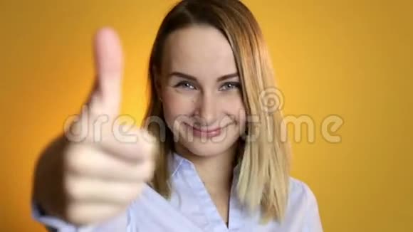 快乐积极微笑的女人在镜头中竖起大拇指视频的预览图