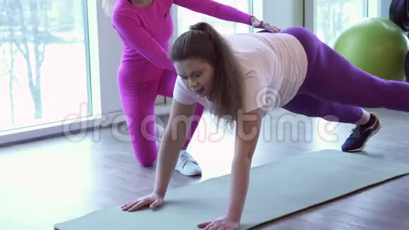健身教练训练胖女人视频的预览图