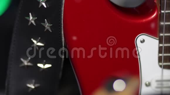 合上红色摇滚金属吉他视频的预览图